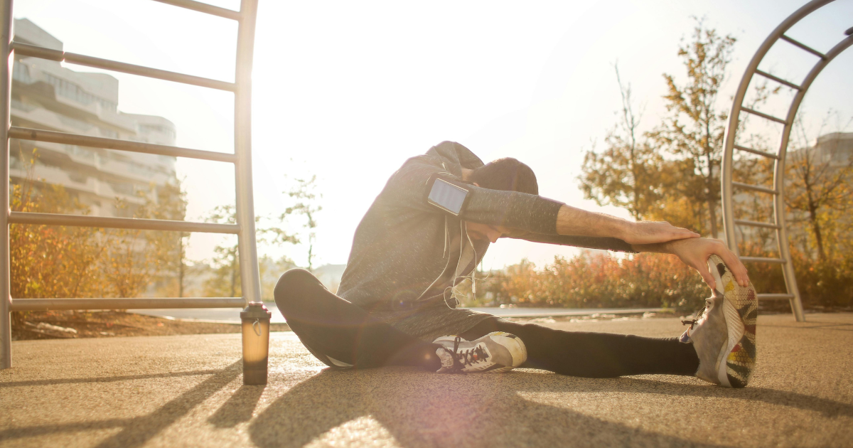 A man stressing his muscles while exercising with focused intention in a silent environment, showcasing the benefits of the Pomodoro Technique.